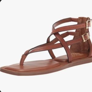 NWT! VC Sandals - Warm Caramel - 6